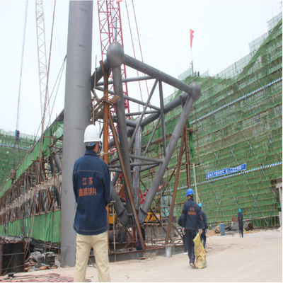 Kết cấu giàn dài 100m Giàn ống thép Q345 màu xám trên công trường
