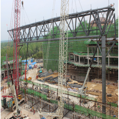 Kết cấu giàn dài 100m Giàn ống thép Q345 màu xám trên công trường