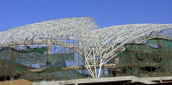Cấu trúc mái nhà khung thép không gian dài Span Prefab Kết cấu mái lợp 0,8mm Mái nhẹ