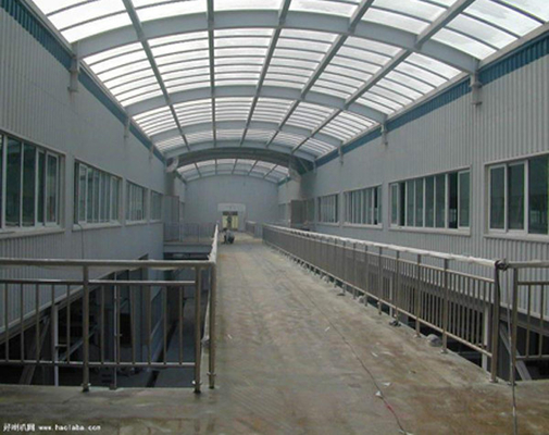 Các cấu trúc thép được chế tạo sẵn cho các nhà máy lớn và nhà kho xây dựng.