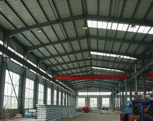 Các khung cổng thép cho kho dự chế. Một cấu trúc thép bền với thiết kế hiệu quả.