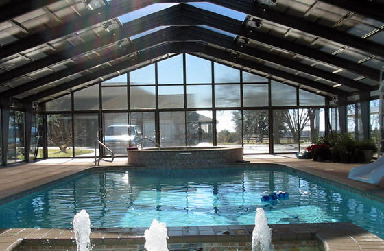 Các bể bơi mái nhà cải thiện ánh sáng tự nhiên và thẩm mỹ.