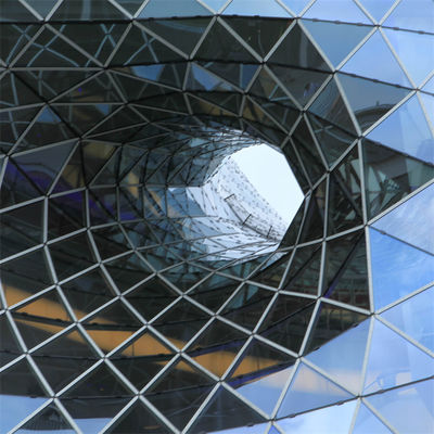 Khung không gian thép cấp S355JR với mối hàn không đều và mái vòm cong cho ứng dụng sân vận động