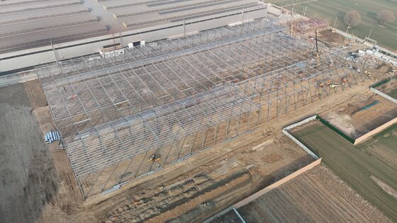 Cấu trúc mái nhà kho sử dụng các yếu tố thép chế tạo sẵn để đạt được lắp ráp và xây dựng nhanh hơn trong các cơ sở logistics